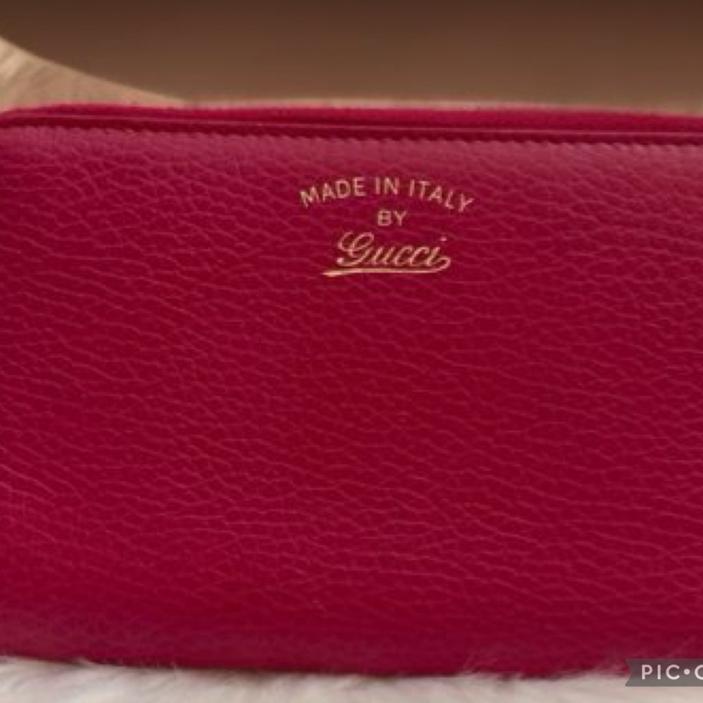 GUCCI💥
Fuchsia Leather Zip Wallet - Picture 9 of 9